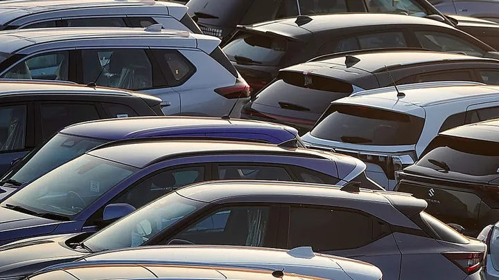 Импорт автомобилей в России в августе неожиданно остыл: новые подержанные автомобили упали на 15%, подержанные автомобили мощностью более 160 л. с. почти вышли из рынка