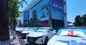 Стоимость 1 - 100 тыс. долл. Хотите купить подержанный автомобиль?Дорогая дорога на улице с дешевым автомобилем!