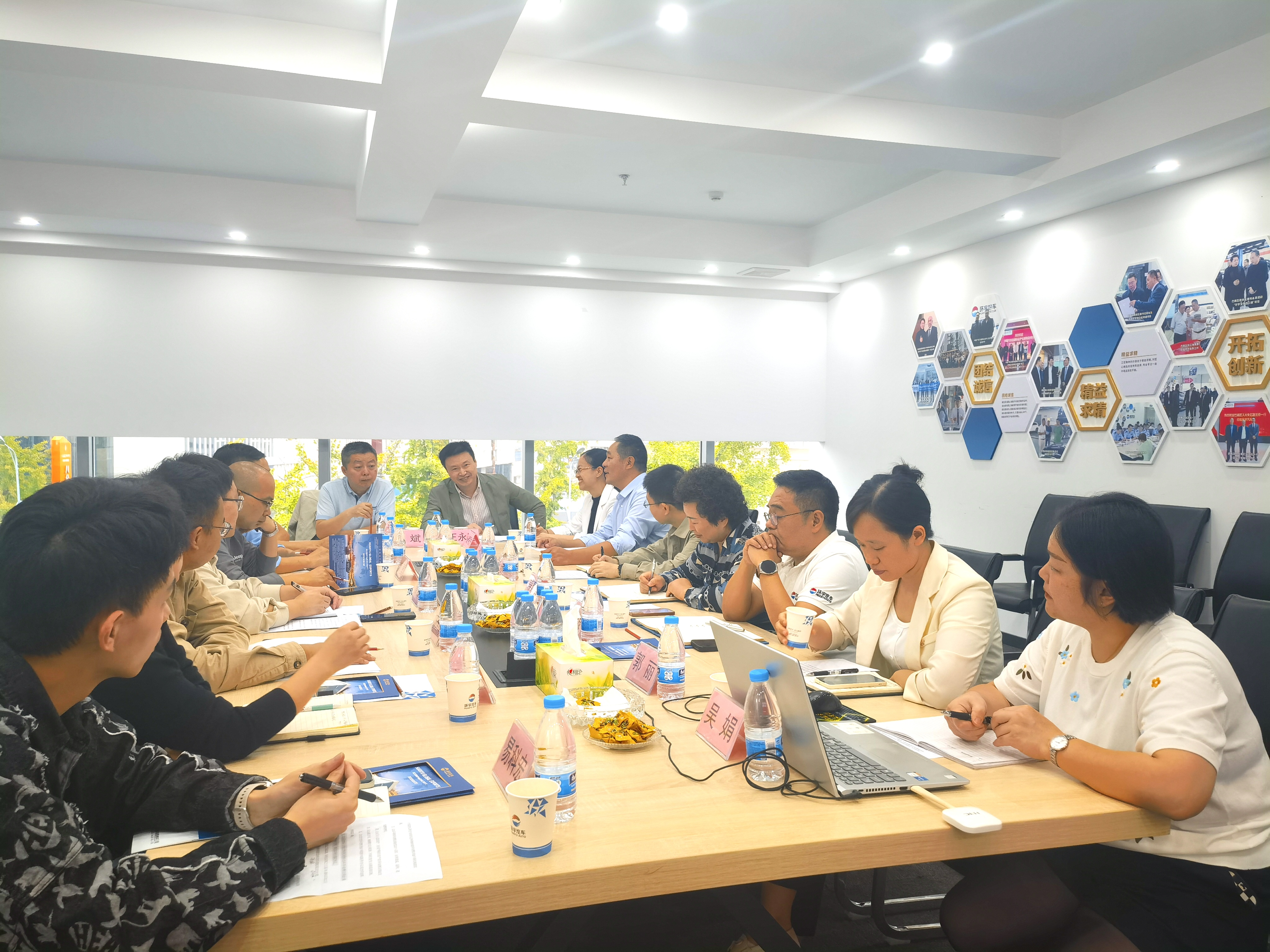 Исследовательский симпозиум «Три интервью, три вопроса» второго налогового отделения Налогового управления города Чжункина состоялся в магазине 5S Huanyuhao Car