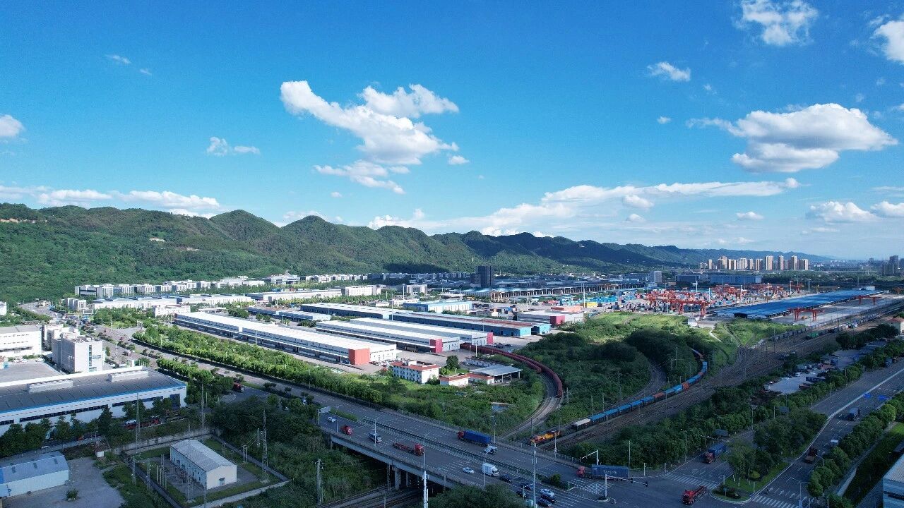 Сосредоточение внимания на двух сессиях: исследование в Чонгцине: от «логистического узла» к «экономическому двигателю», построение новой модели экономического узла