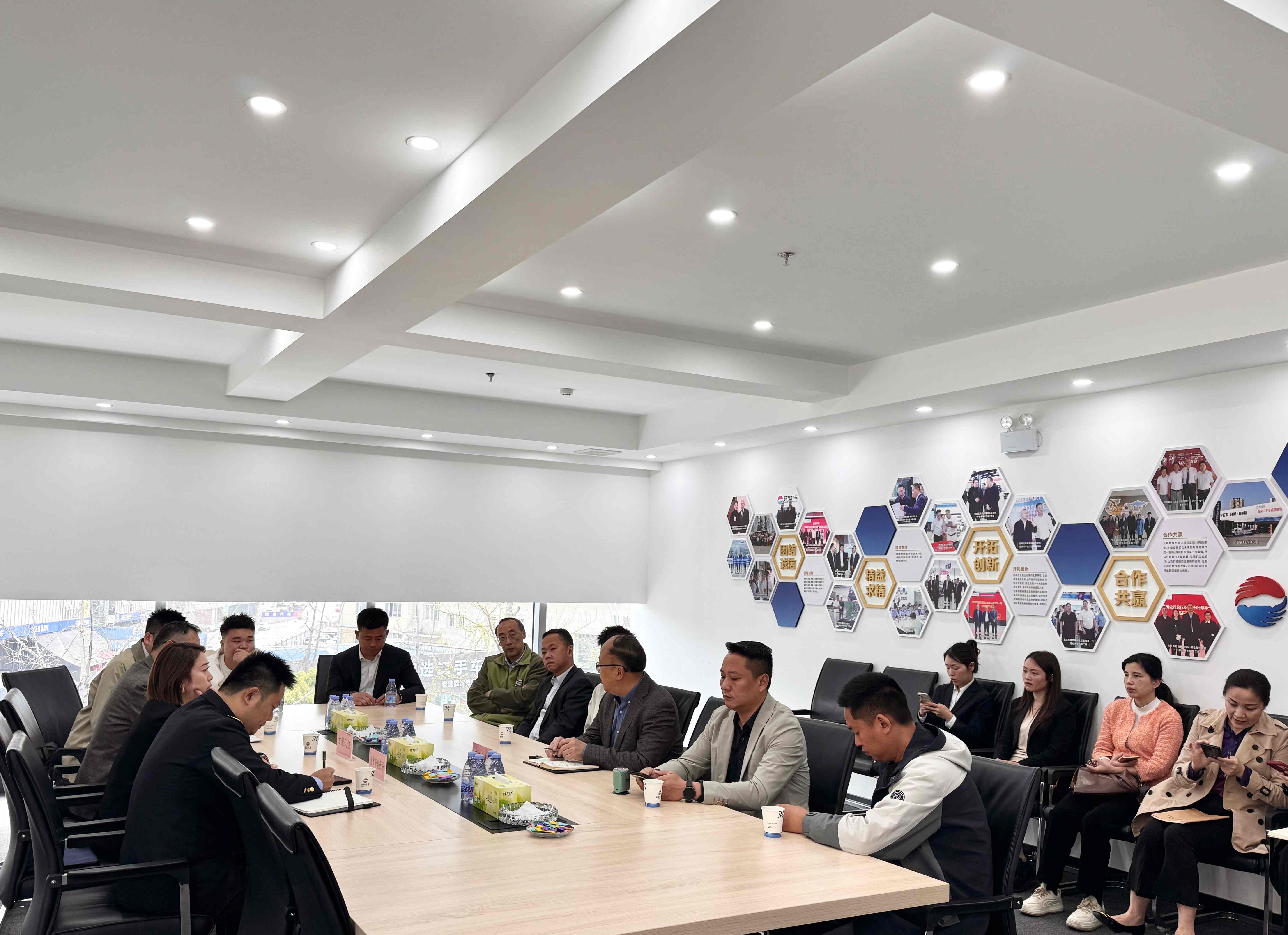 Совместное правительство создает доверие| Церемония подписания контракта на платформу Smart 315 успешно прошла на базе 11 предприятий подержанных автомобилей в районе Банан