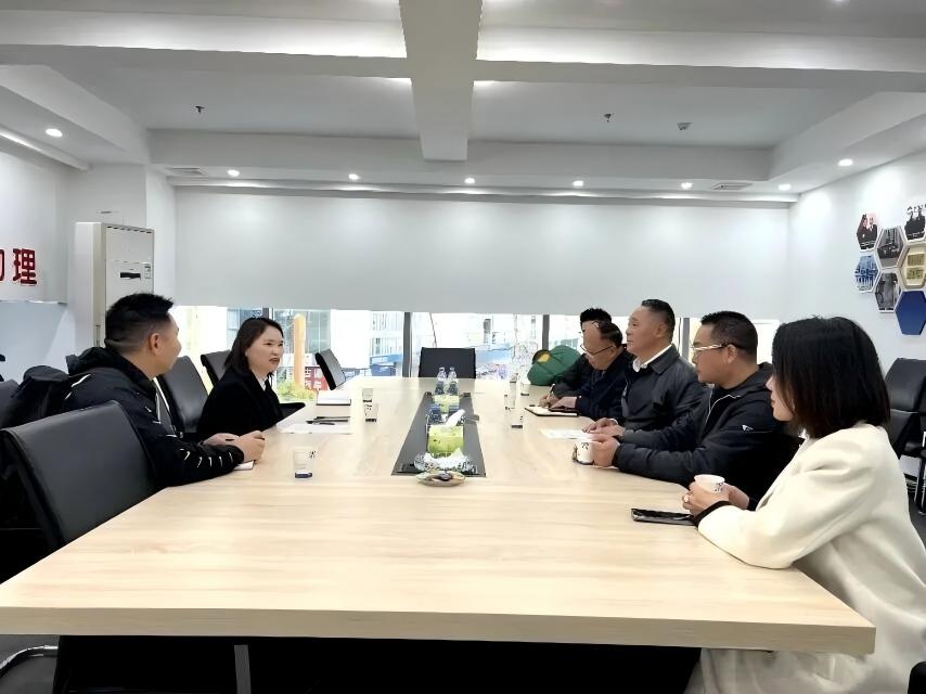 Заместитель директора торговой комиссии округа Банан Ма Цзянь посетил базу экспорта подержанных автомобилей в Китае (Чунцин · Банан) для проведения исследований и руководства