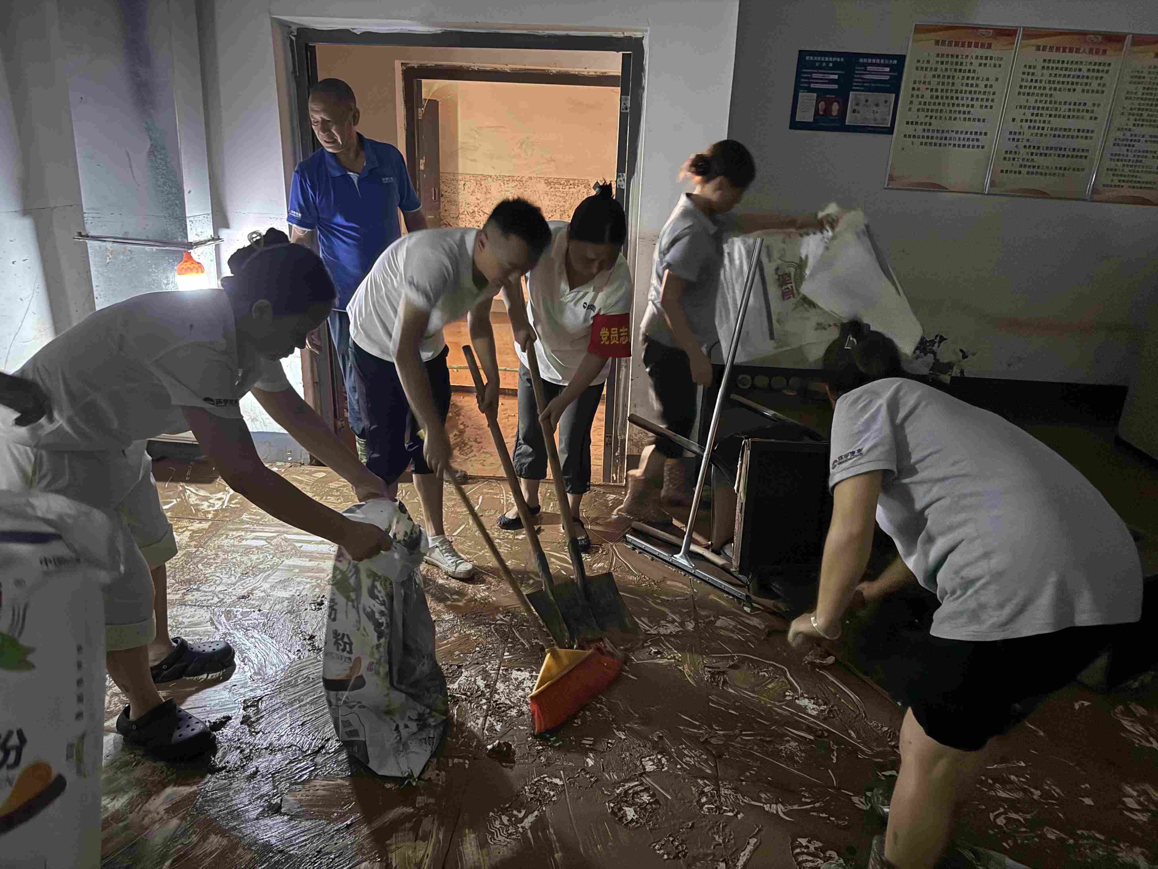 Операции по очистке от淤ков под эгидой партии - безжалостные наводнения, любовь к окружению