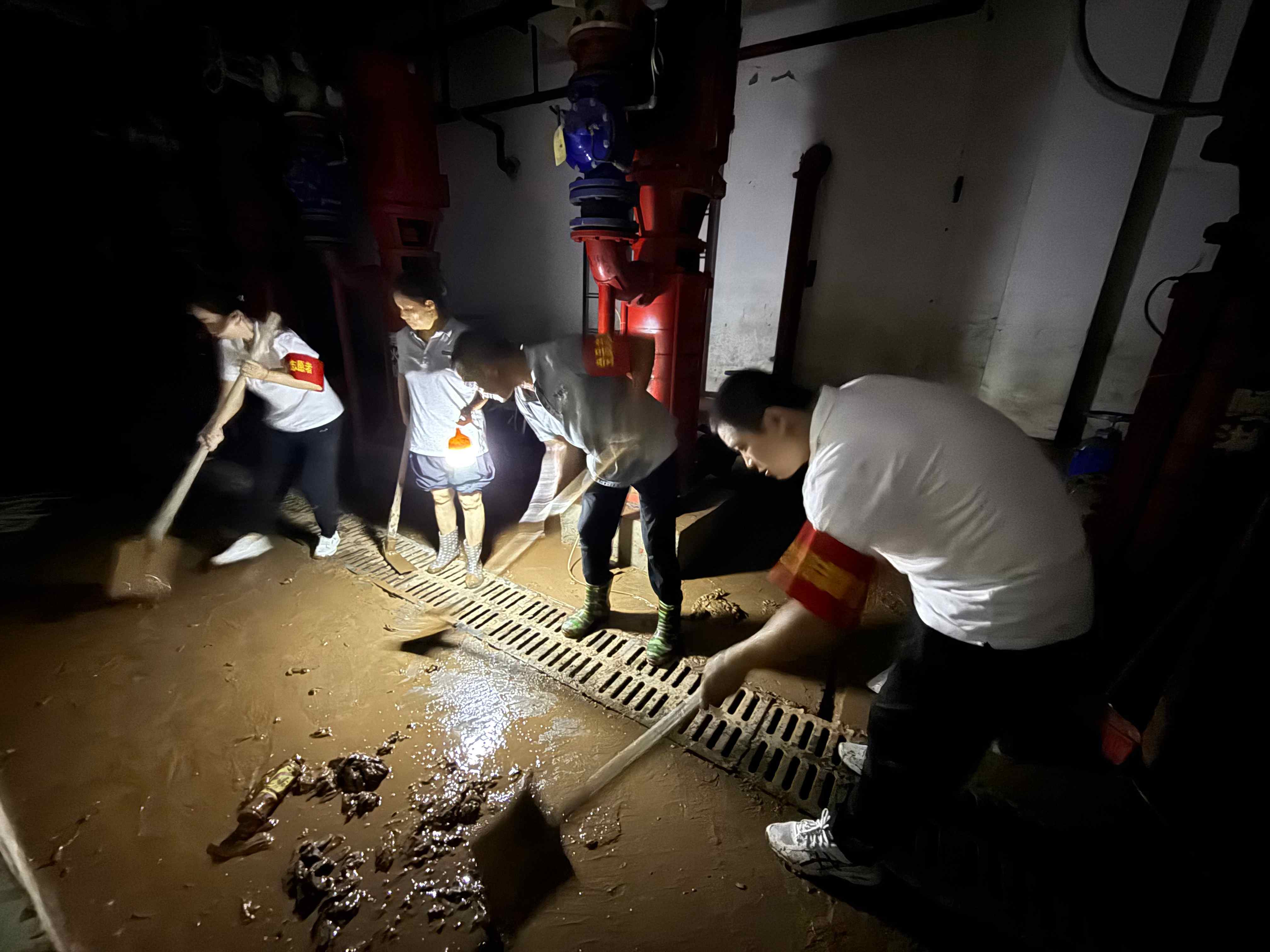 Операции по очистке от淤ков под эгидой партии - безжалостные наводнения, любовь к окружению