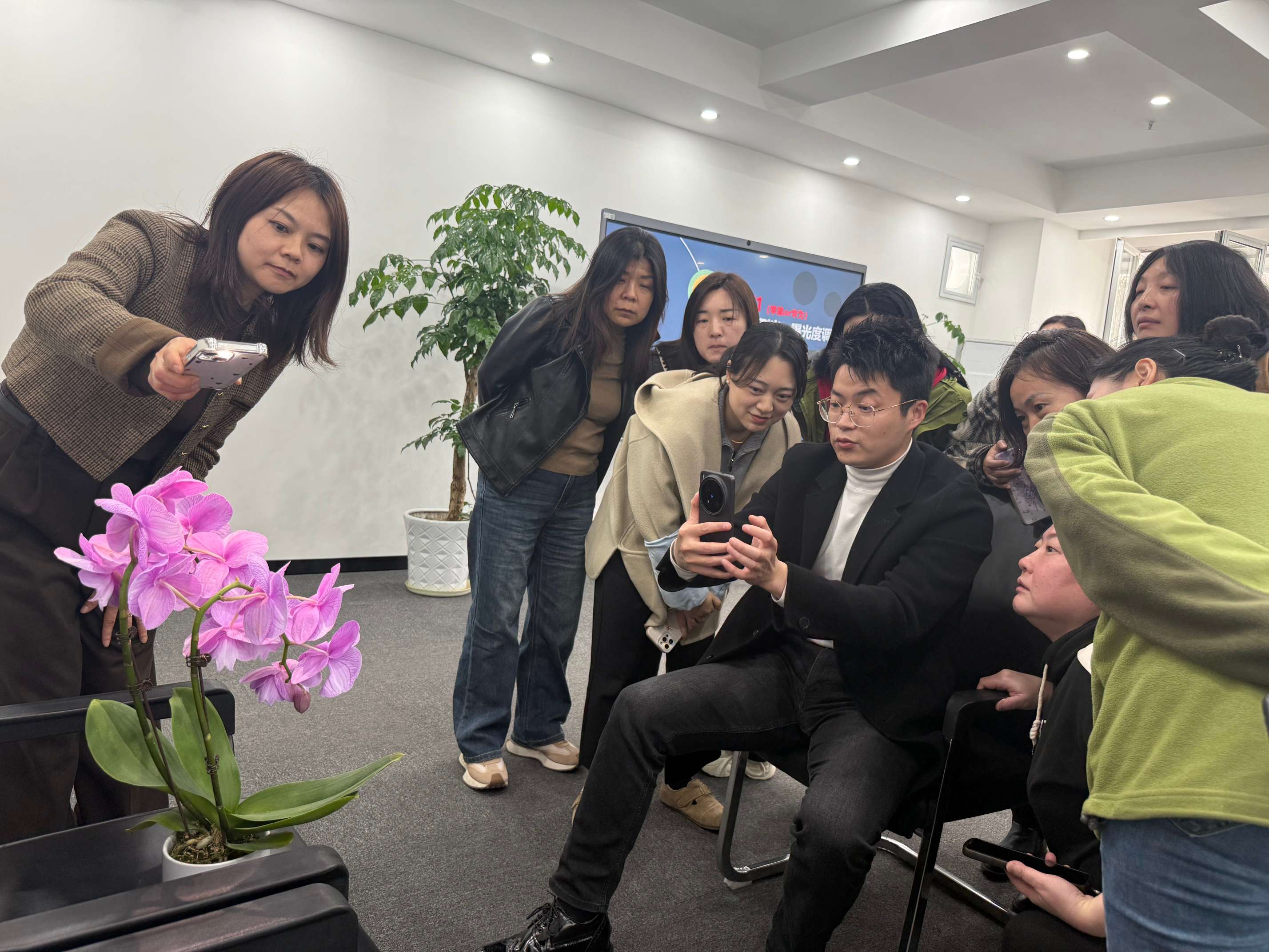 Партийное строительство навигационной сплоченной силы света и тени фиксированного цвета фанхуа -- Компания начала обучение мобильной фотографии на 8 марта