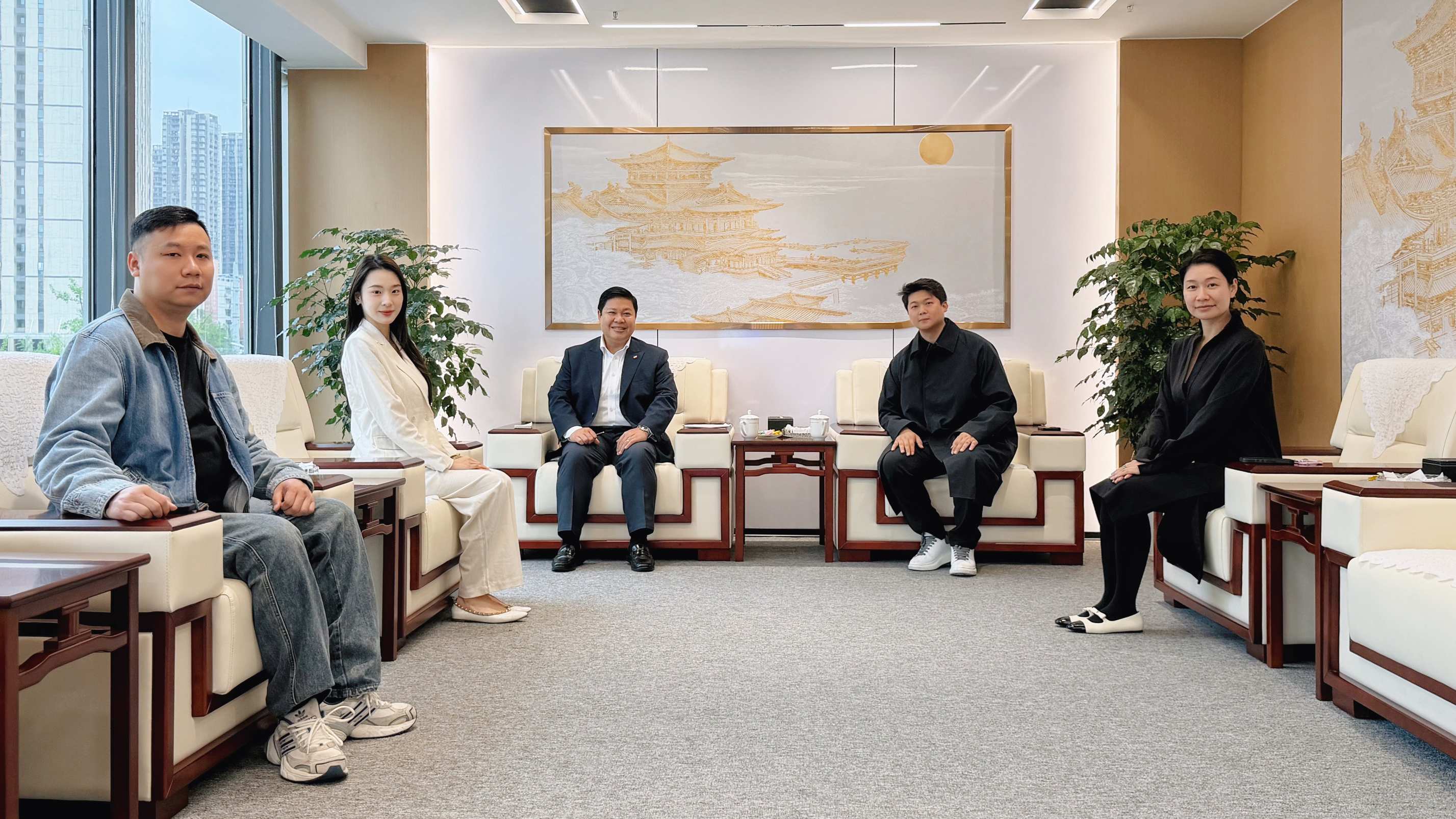 Новый тариф в Камбодже| Генеральный консул Вэнь Вэйе посетил экспортную базу подержанных автомобилей в Китае (Чунцин · Банан), чтобы изучить новые возможности выхода на море подержанных автомобилей с новой энергией