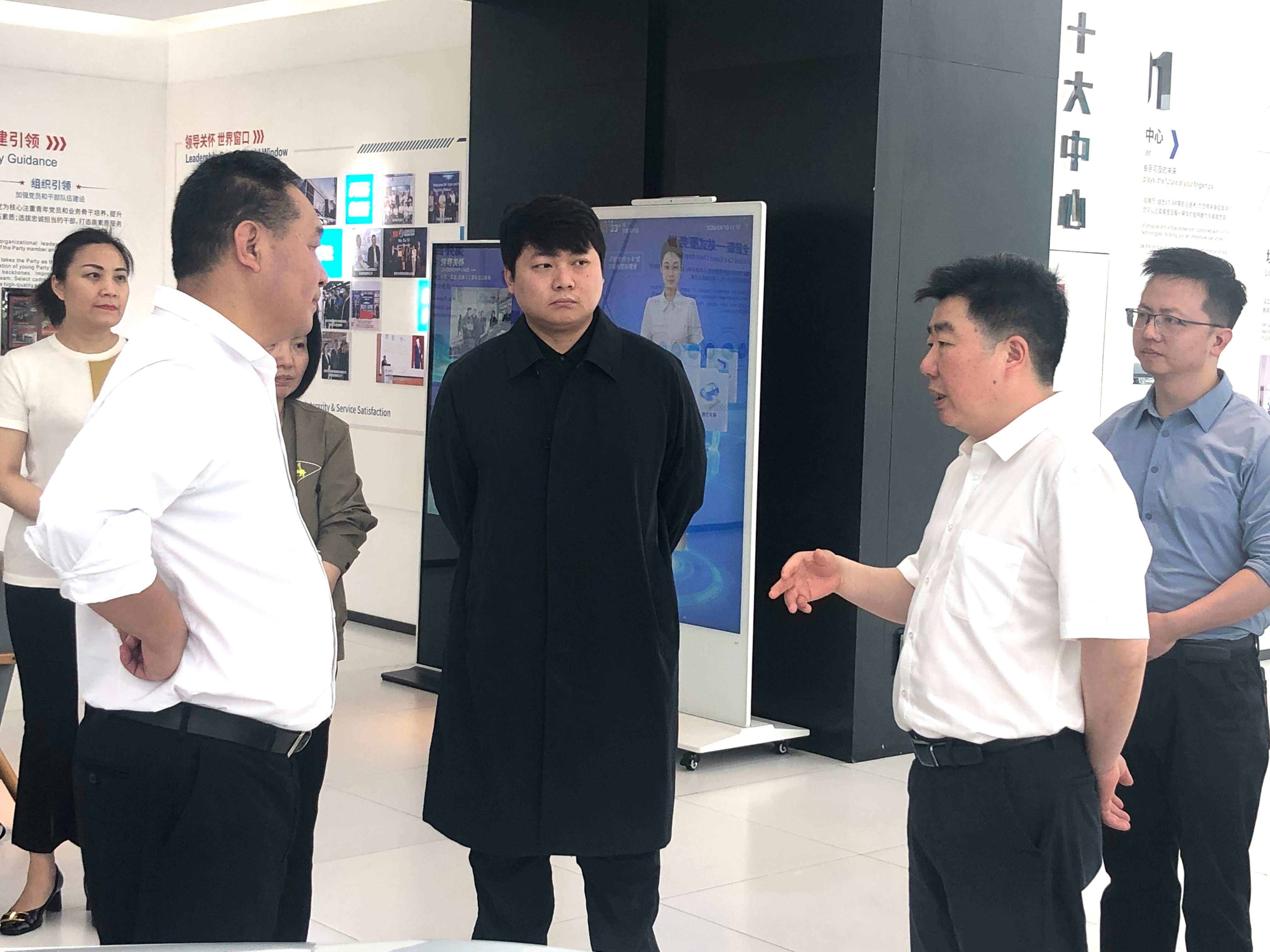 Постоянный член районного комитета, секретарь политно-правовой комиссии Рань Рэньцзюнь посетил базу Ханьюэ, чтобы выслушать советы, прилагать усилия и ждать «Весеннего сада»