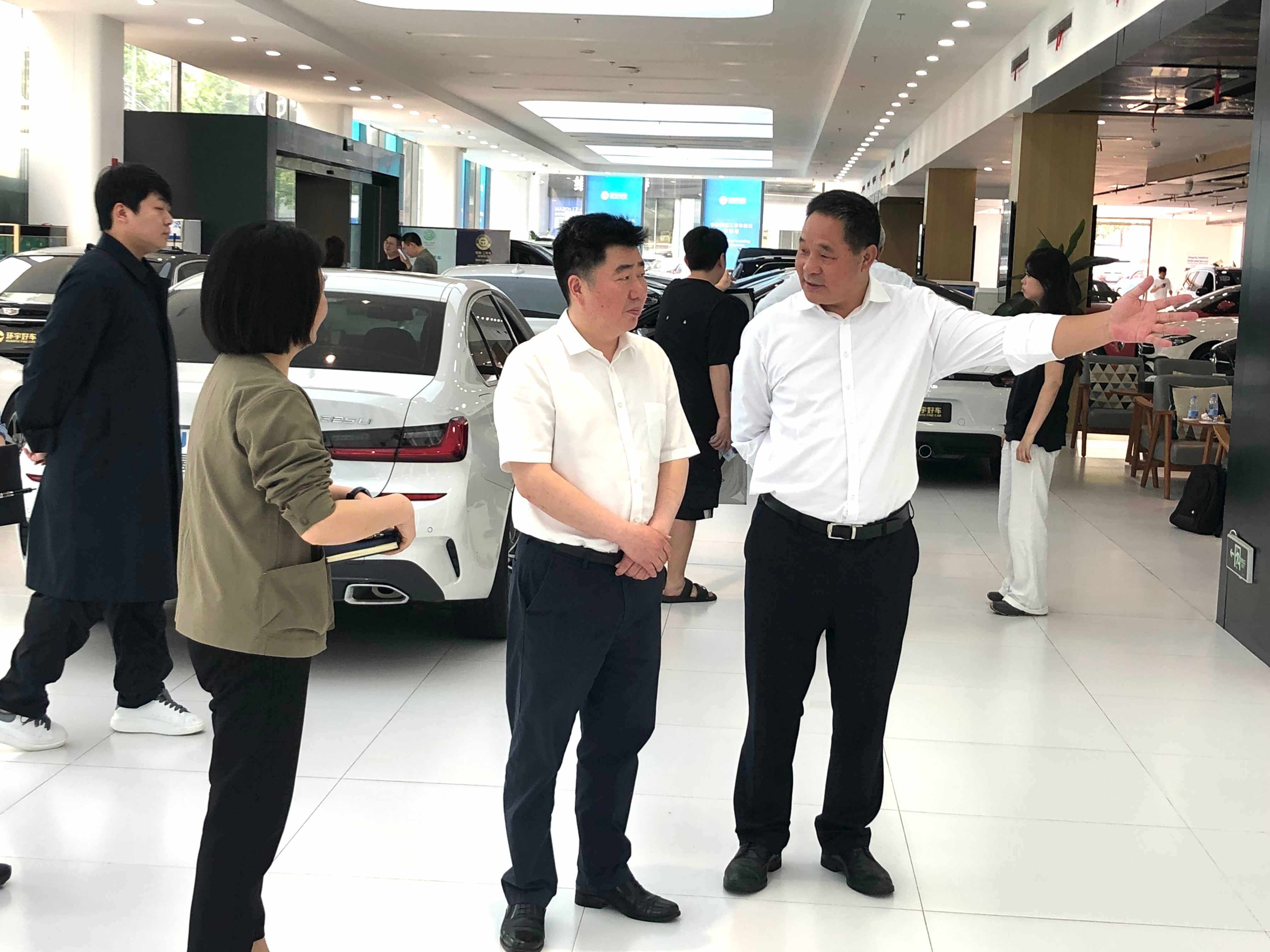 Постоянный член районного комитета, секретарь политно-правовой комиссии Рань Рэньцзюнь посетил базу Ханьюэ, чтобы выслушать советы, прилагать усилия и ждать «Весеннего сада»