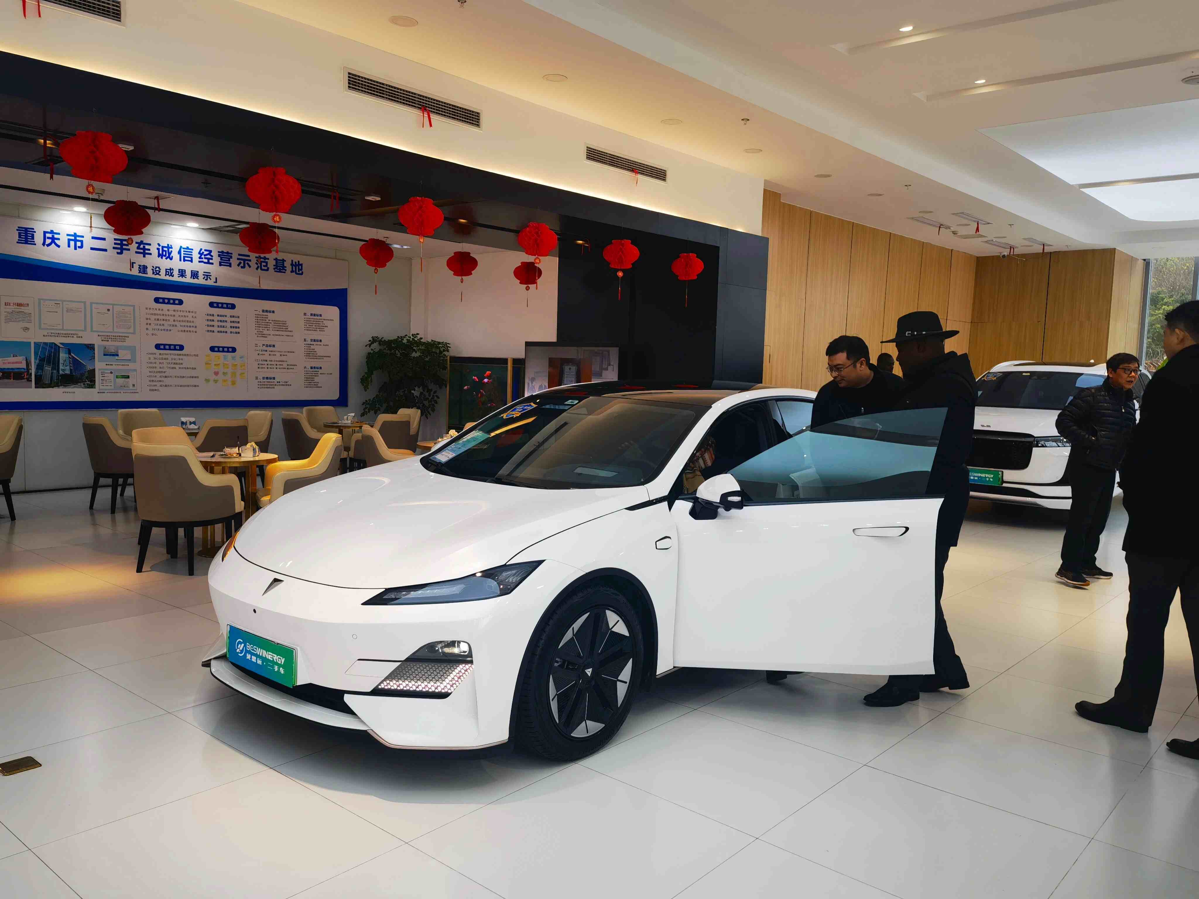 Африка Гана JA Z Ltd, Co компания посетила автомобиль Хуаню в Чжункине&