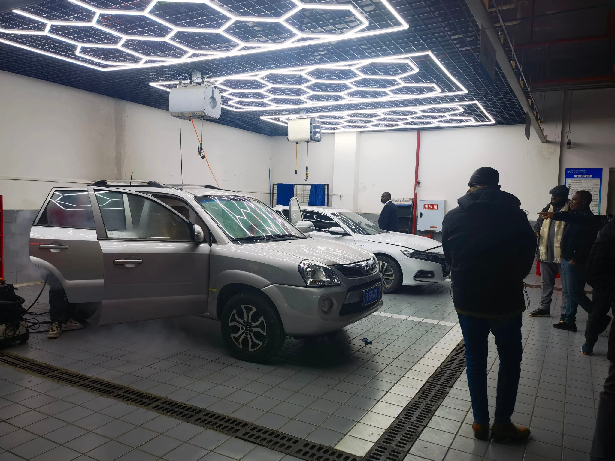 Африка Гана JA Z Ltd, Co компания посетила автомобиль Хуаню в Чжункине&