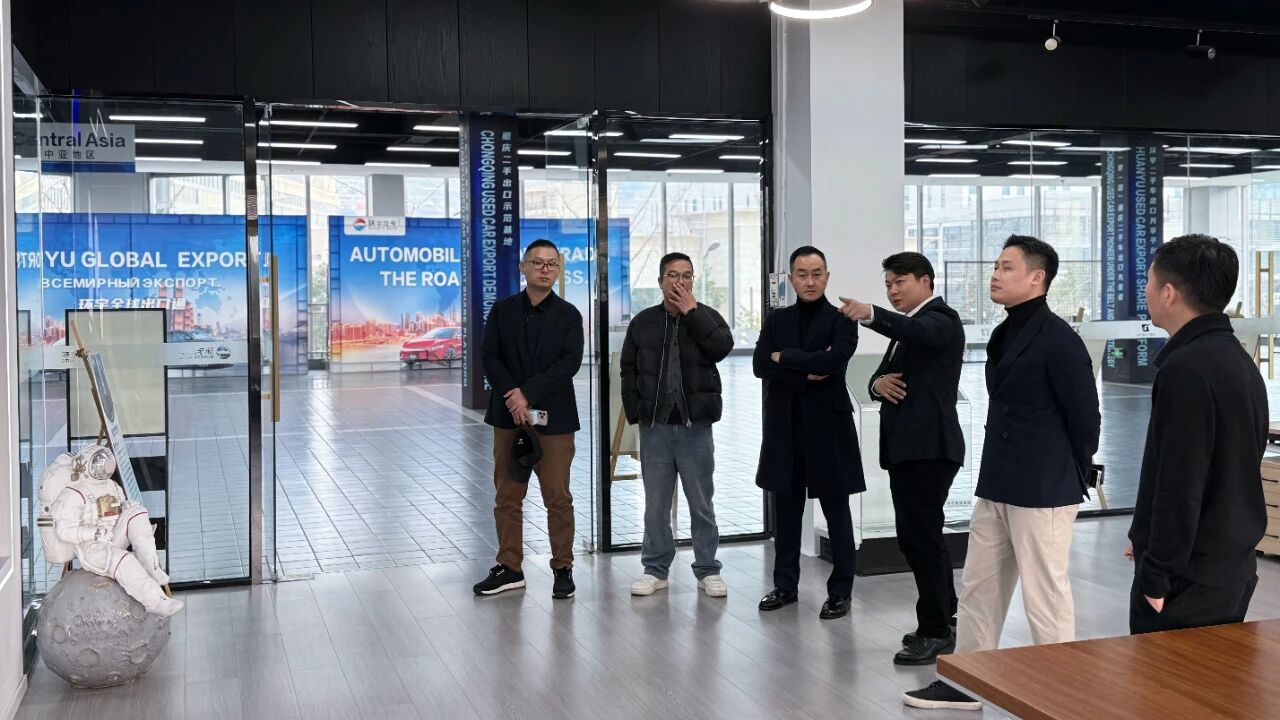 Ши Юньшен, генеральный директор компании «Танцзинь Huatu Automobile» и его делегация посетили компанию «Чуньцкий Хуаню» для обсуждения вопросов сотрудничества в экспорте подержанных автомобилей