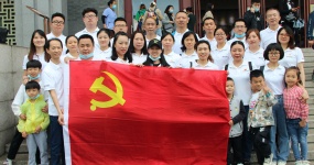 Изучить историю партии, слушать слова партии, чувствовать партийную благодать и идти с партией -- отделение партии автомобиля Huanyu посетило бывшее место конференции Zunyi