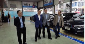 Мы тепло приветствуем руководителей Торговой комиссии округа Банан в работе по руководству окружающей средой.