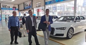 Мы тепло приветствуем директора ПКНС Баньянского района У Цзиньбина и его делегацию в работе по руководству окружающей средой.