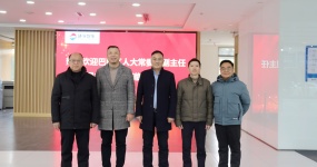 Заместитель директора Народного собрания Бананского района Чжоу Чэнцин расследовал автомобильную компанию Ханьюю