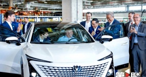 Новый рассказ «Автомобиль в море» горной автомобильной промышленности на «высокий уровень»